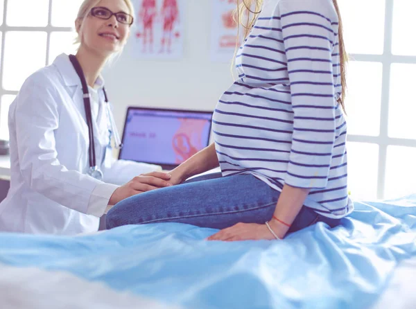 Krásná usměvavá těhotná žena s lékařem v nemocnici — Stock fotografie