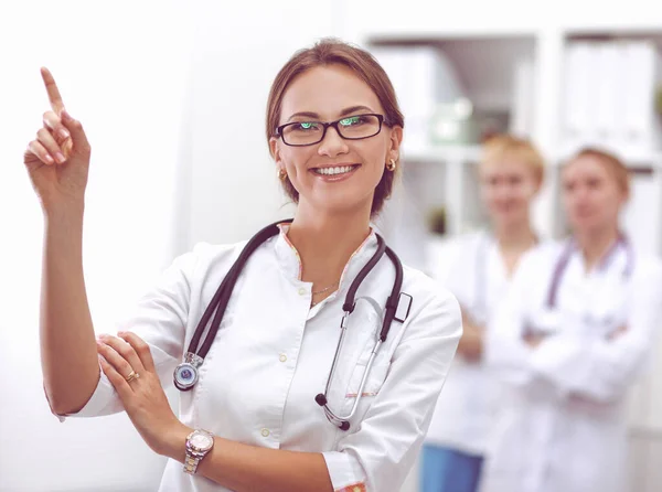 Woman doctor standing with folder at hospital — Stock Photo, Image