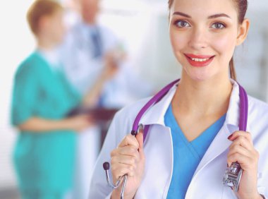 Kadın doktor hastanede steteskopla dikiliyor.