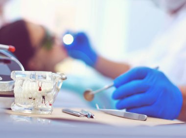 Kıdemli erkek dişçi işe başlamadan önce projektörleri ayarlar