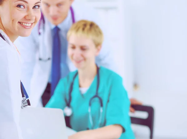 Attractive female doctor in front of medical group — Stock Photo, Image