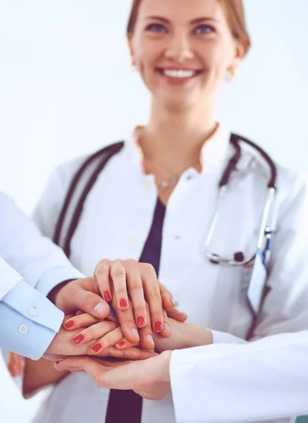 Médicos y enfermeras en un equipo médico apilándose las manos — Foto de Stock