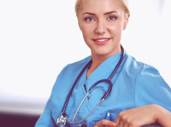 Portrait d'un jeune médecin heureux assis sur le canapé — Photo