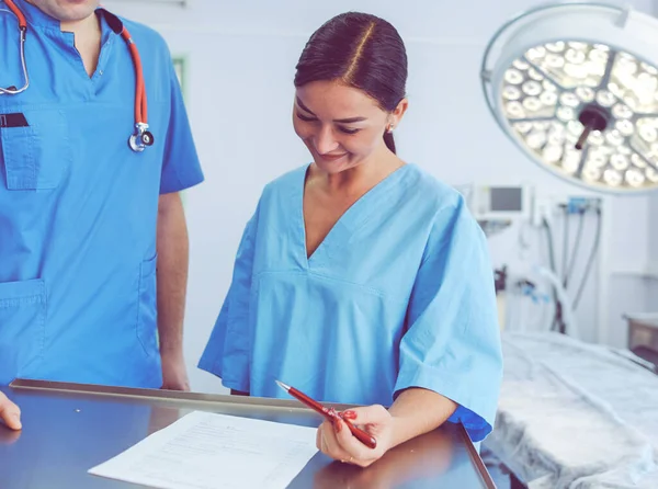 Chirurg bei der Arbeit im OP — Stockfoto