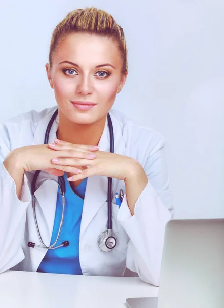 Uma médica trabalhando isolada em fundo branco — Fotografia de Stock