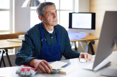 Ofisteki çizim masasında çalışan mimar