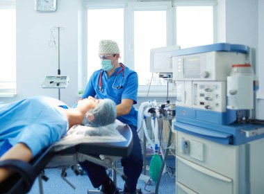 Ameliyathanede çalışan bir cerrah.