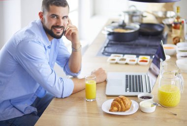Adam ev mutfağında lezzetli ve sağlıklı yemekler hazırlıyor.