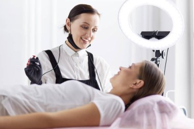 Mikroplu kaşlar güzellik salonunda akıyor..