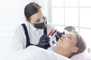 Kalıcı Kalıcı Kaşlara Makyaj Uygulayan Kozmetikçi