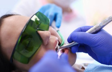 Diş hekimi ve diş hekimlerindeki hasta.