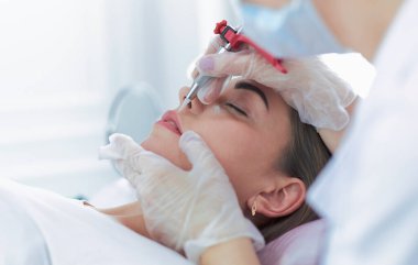 Kırmızı dudaklı genç bir kız kalıcı makyaj, mikro pigmentasyon