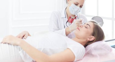 Kırmızı dudaklı genç bir kız kalıcı makyaj, mikro pigmentasyon