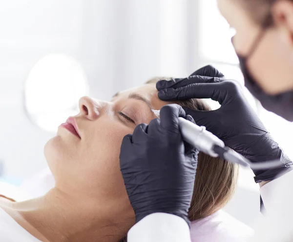 Microblading szemöldök munka áramlását egy szépségszalonban. — Stock Fotó