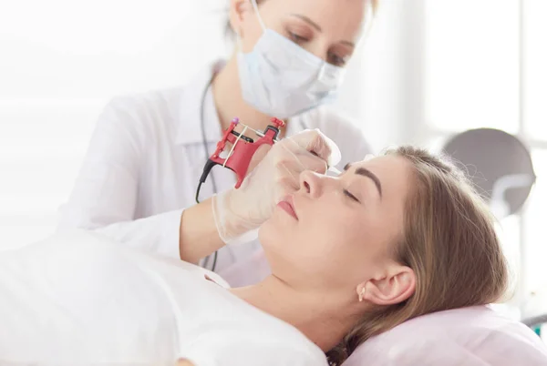 A young girl having red lips permanent makeup, micropigmentation — Stock Photo, Image