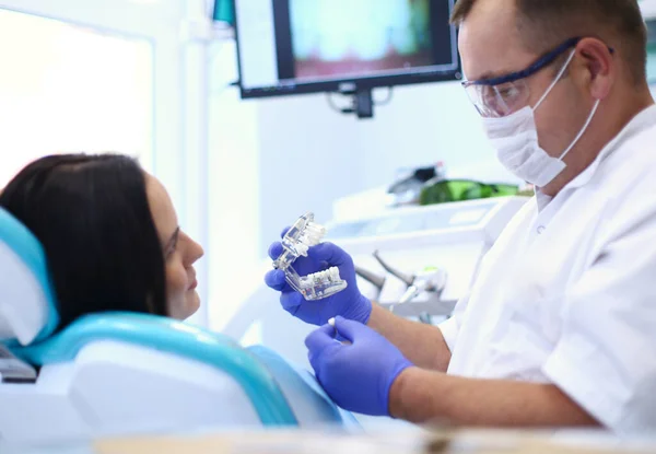 Dentista e seu assistente realizando um exame minucioso — Fotografia de Stock