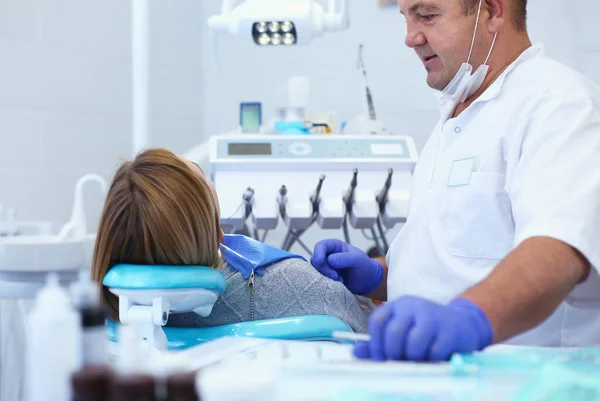 Лікар і пацієнт в стоматологічній клініці — стокове фото