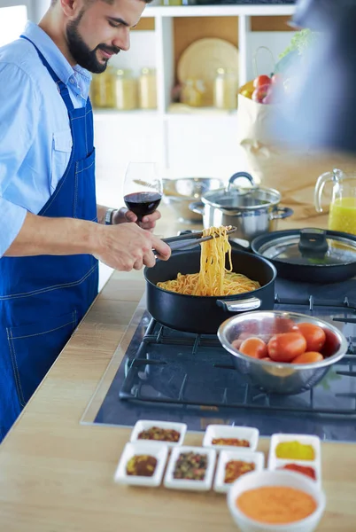 Uomo che prepara cibo delizioso e sano nella cucina di casa — Foto Stock