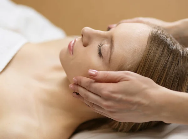 Foto de hermosa mujer hermosa mujer en el salón de spa — Foto de Stock