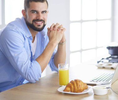 Adam ev mutfağında lezzetli ve sağlıklı yemekler hazırlıyor.