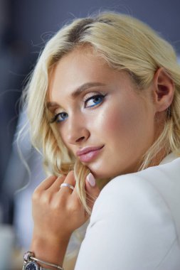 Güzel genç kadın portresi, ofiste oturuyor..