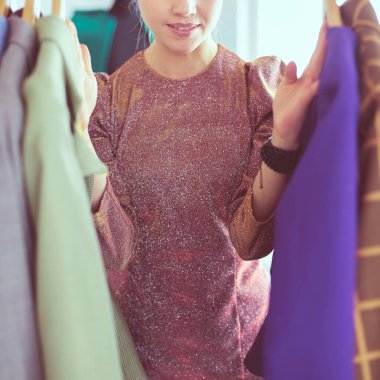 Askıları olan güzel bir stilist.