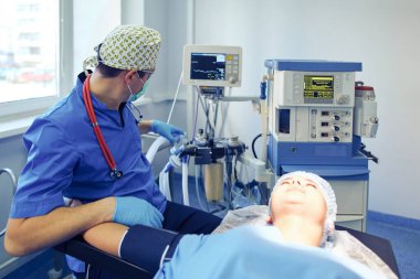 Ameliyathanede çalışan bir cerrah.