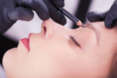 Kalıcı Kalıcı Kaşlara Makyaj Uygulayan Kozmetikçi