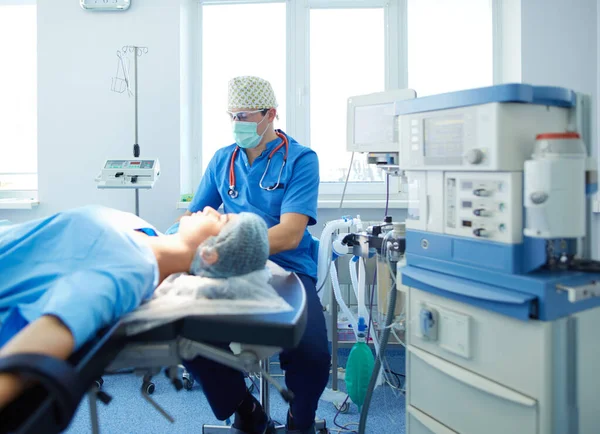 Ameliyathanede çalışan bir cerrah.