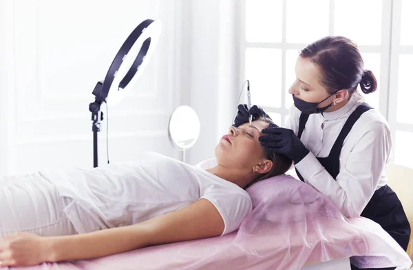 Microblading sopracciglia flusso di lavoro in un salone di bellezza. — Foto Stock