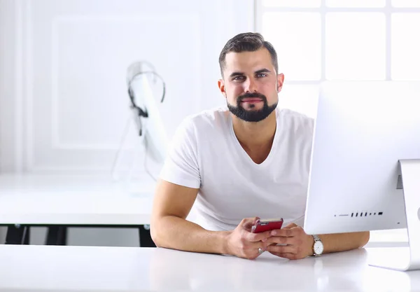 Geschäftsmann im Büro am Telefon mit Headset, Skype — Stockfoto