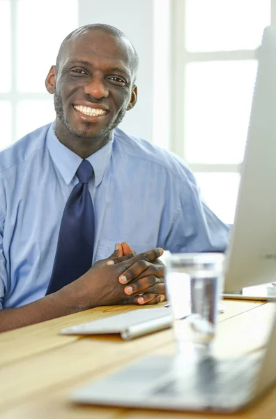 Homme d'affaires afro-américain sur casque de travail sur son ordinateur portable — Photo