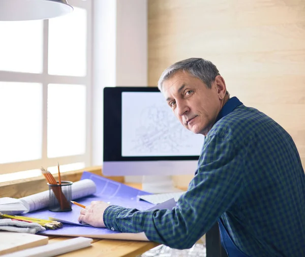 Architekt arbeitet im Büro am Reißbrett — Stockfoto