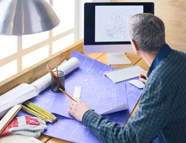 オフィスの図面テーブルに取り組む建築家 — ストック写真
