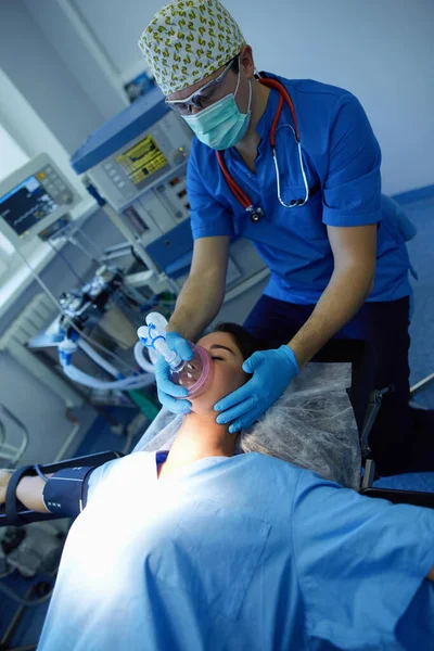 Homem cirurgião no trabalho na sala de cirurgia — Fotografia de Stock