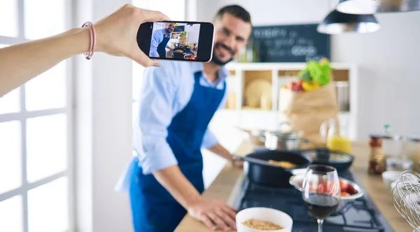 Portrait of handsome man filming cooking show or blog — Stock Photo, Image