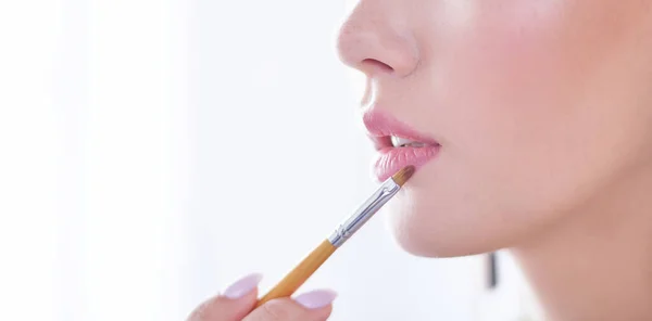 Hermosa chica con cepillo de polvo cosmético para el maquillaje. Maquillaje. Maquillaje aplicando para una piel perfecta —  Fotos de Stock