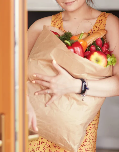 Mujer joven sosteniendo bolsa de la compra de comestibles con verduras — Foto de Stock