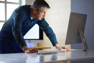 Ofisteki çizim masasında çalışan mimar