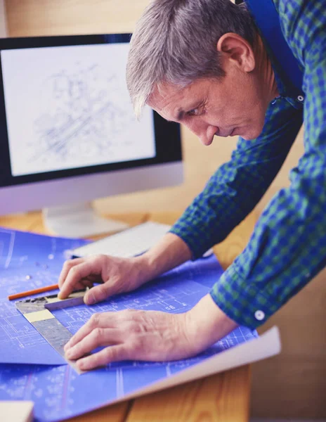 Architect werkt aan tekentafel in kantoor — Stockfoto