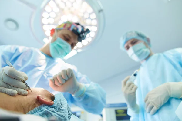 Chirurg bei der Arbeit im OP — Stockfoto