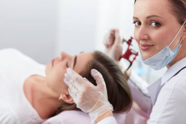 Kırmızı dudaklı genç bir kız kalıcı makyaj, mikro pigmentasyon