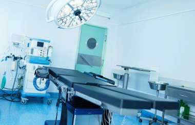 Modern klinikteki ameliyathane.