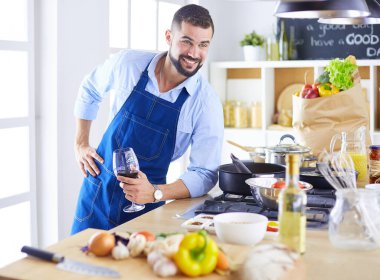 Adam ev mutfağında lezzetli ve sağlıklı yemekler hazırlıyor.