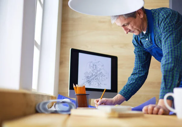 Architekt arbeitet im Büro am Reißbrett — Stockfoto