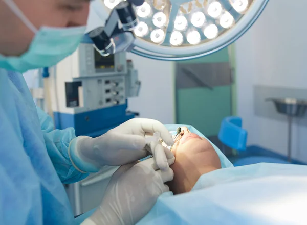 Man chirurg aan het werk in de operatiekamer — Stockfoto