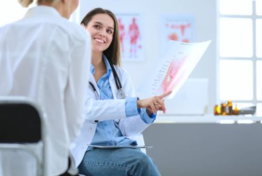 Doktor ve hasta masada otururken bir şey tartışıyorlar. İlaç ve sağlık hizmetleri kavramı