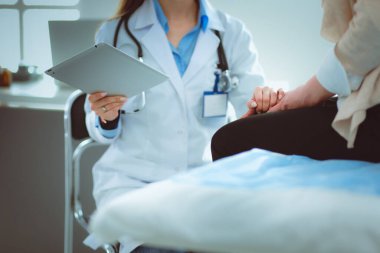 Doktor ve hasta masada otururken bir şey tartışıyorlar. İlaç ve sağlık hizmetleri kavramı