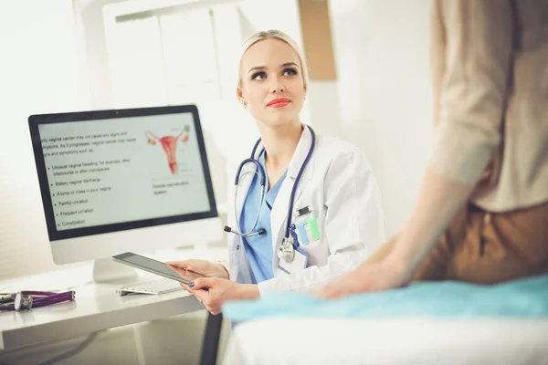 Doktorn och patienten diskuterar något när de sitter vid bordet. Medicin och hälsovård koncept. Läkare och patient — Stockfoto