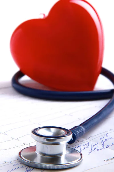 Inima roșie și un stetoscop — Fotografie, imagine de stoc